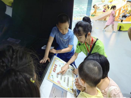 与小小志愿者互动交流 与小小志愿者互动交流