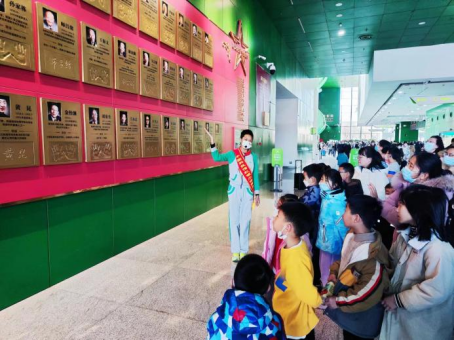 触摸科学家前辈的手模 触摸科学家前辈的手模