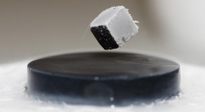 非一般的感觉 超导磁悬浮实验秀 约不约?