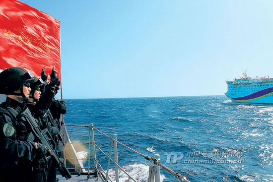 “徐州”舰上的特战队员向商船上我方人员挥手致意。（姚子宝摄）