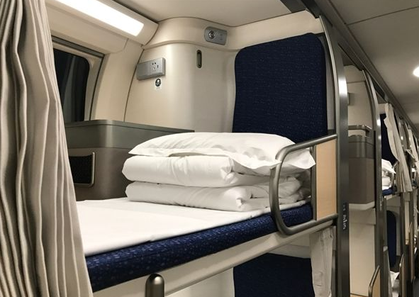 中国新型卧铺动车组首发 简直是"移动宾馆"