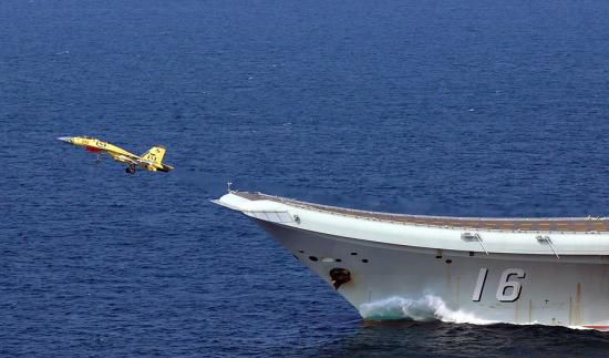 与装备蒸汽弹射器的美国航母不同,辽宁舰采用的是滑跃起飞,他有着高高