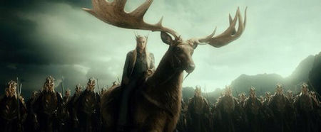 在电影《霍比特人》中,身为精灵王坐骑的大角鹿用头上的巨角杀死无