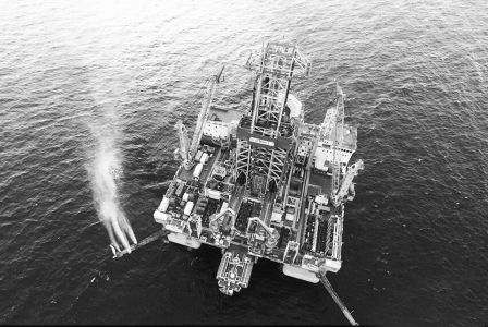  在﹃蓝鲸一号﹄钻探平台上，工作人员庆祝可燃冰试采稳定产气</p><p>