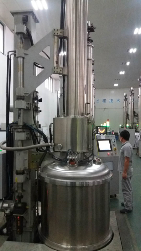 我国开发出全球新一代全自动连续拉晶晶体生长炉