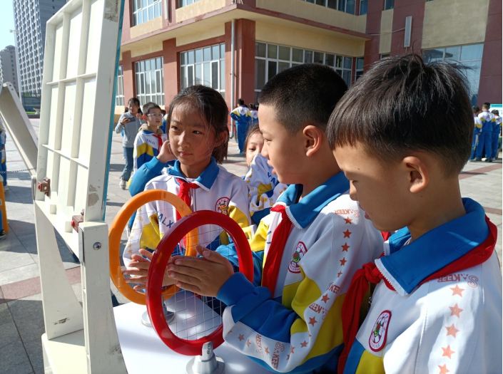 机器狗表演精彩,学生科技体验 机器狗表演精彩,学生科技体验