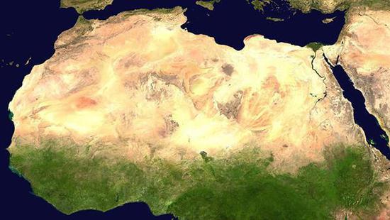　　当地农民在撒哈拉大量砍伐森林，开垦草原，过度放牧，使其土质退化。植被逐渐减少，使得撒哈拉的温度逐渐上升。