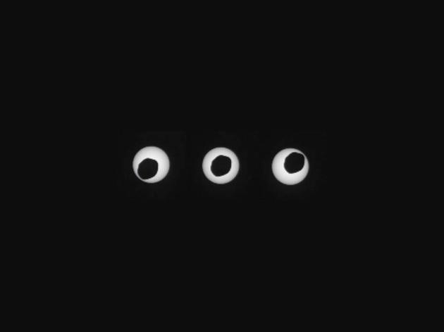如图所示，“好奇号”火星车观测到日食环，当时火星最大卫星火卫一掠过火星和太阳之间。这张照片拍摄于2013年8月20日，每张照片拍摄时间间隔3秒。