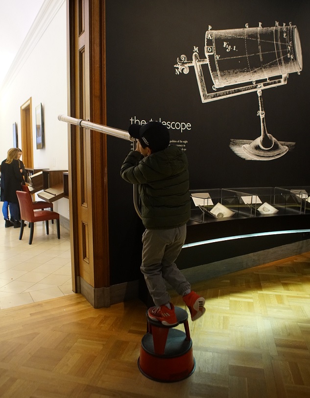 小观众在体验伽利略望远镜仿制品,迪布纳科学史展厅