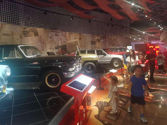 汽车博物馆二层展厅“中华动力”一角