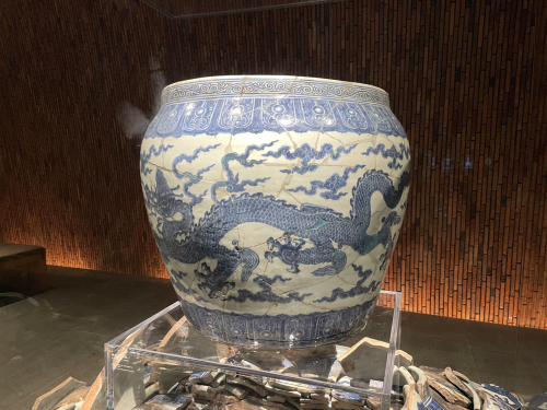 江西景德镇御窑博物院内修复好的明青花云龙纹缸及残片