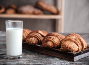 睡前喝杯热牛奶，有助于睡眠？