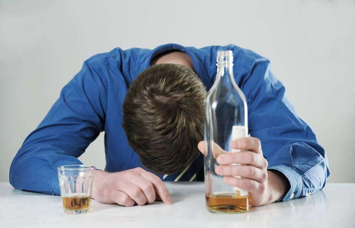 长期酗酒可致股骨头坏死