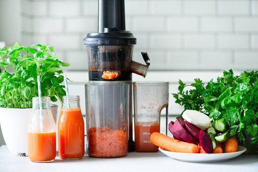 把水果和蔬菜搭配在一起榨汁,榨果汁的机器主要分两类