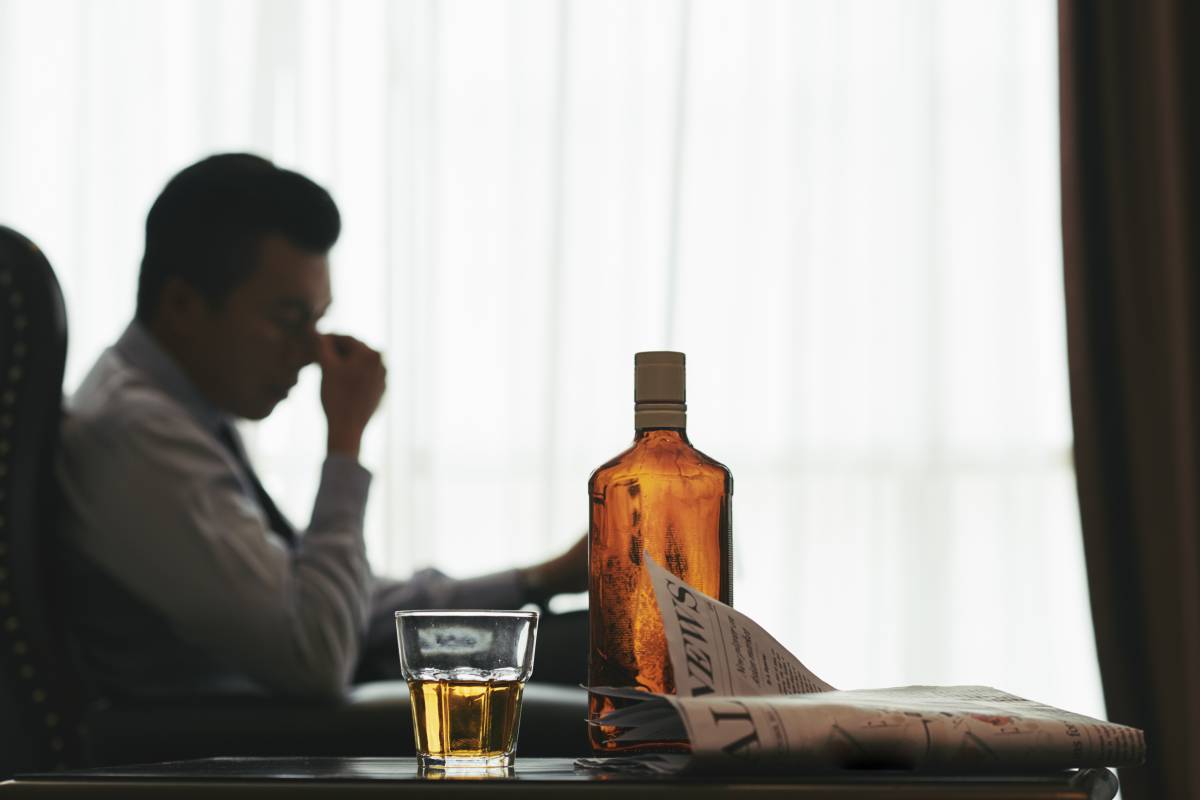 睡觉在瓶的醉酒的人在桌上的酒精附近 库存照片. 图片 包括有 消沉, 沮丧, 醉酒, 上瘾, 全能, 楼层 - 76651528