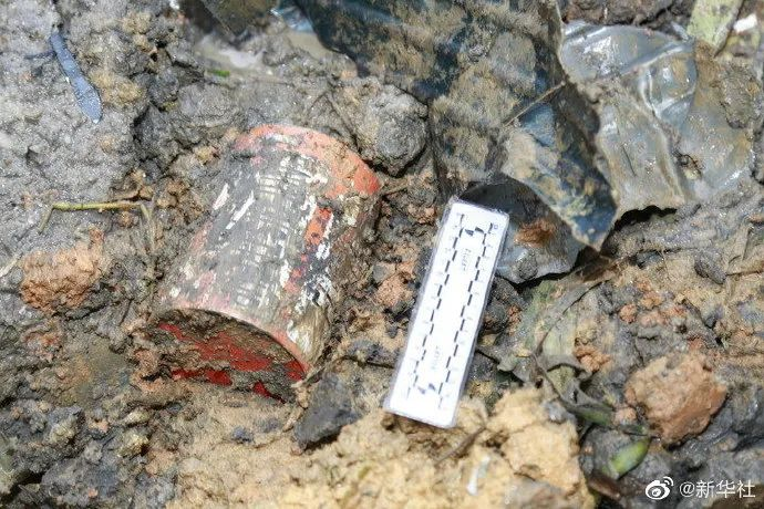 东航MU5735航班坠机事故现场被发现的第一部黑匣子,黑匣子