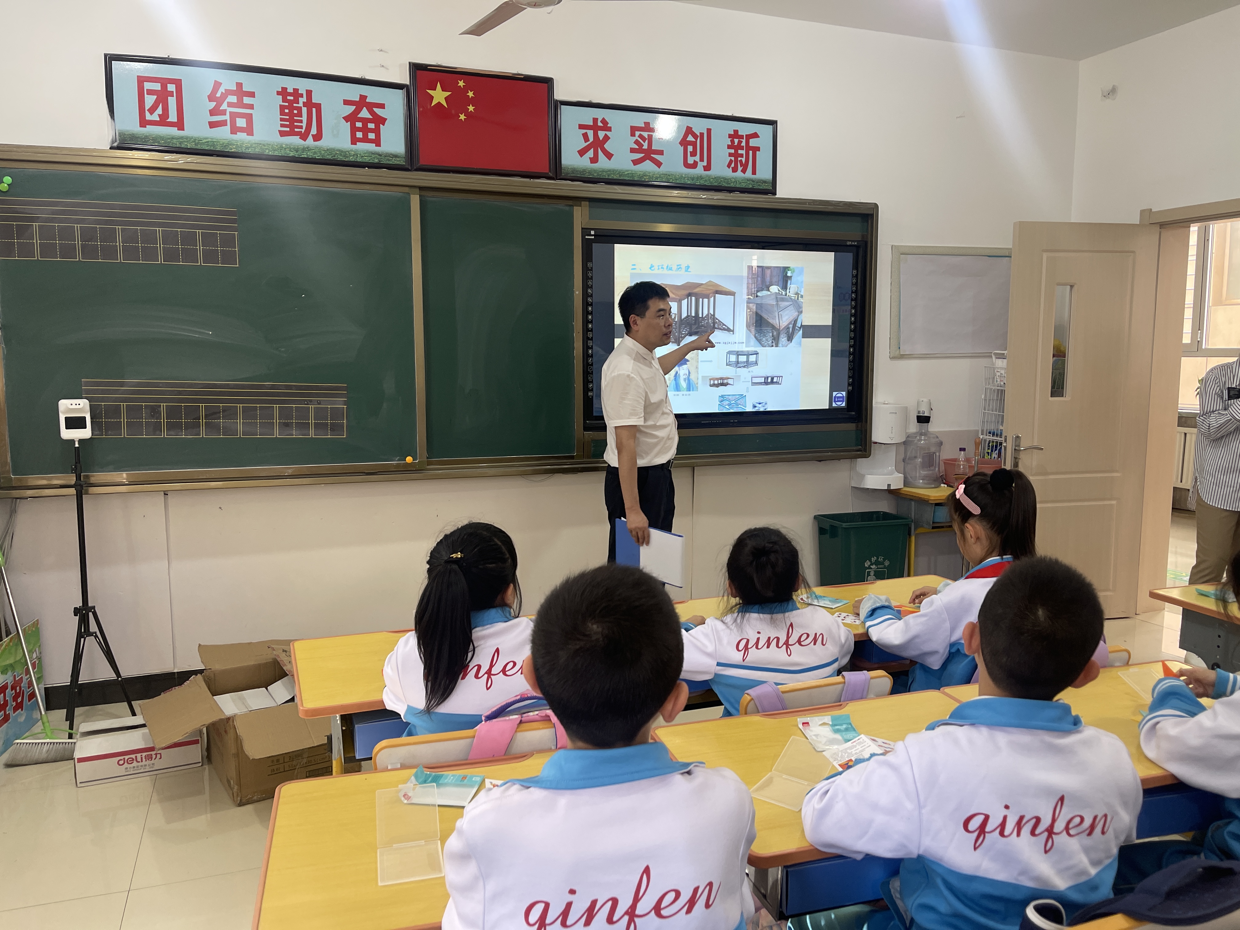 营口市科技馆-王靖娴-2022.9.13马原野同志在盖州长征小学开展科普趣味小课堂活动.jpg