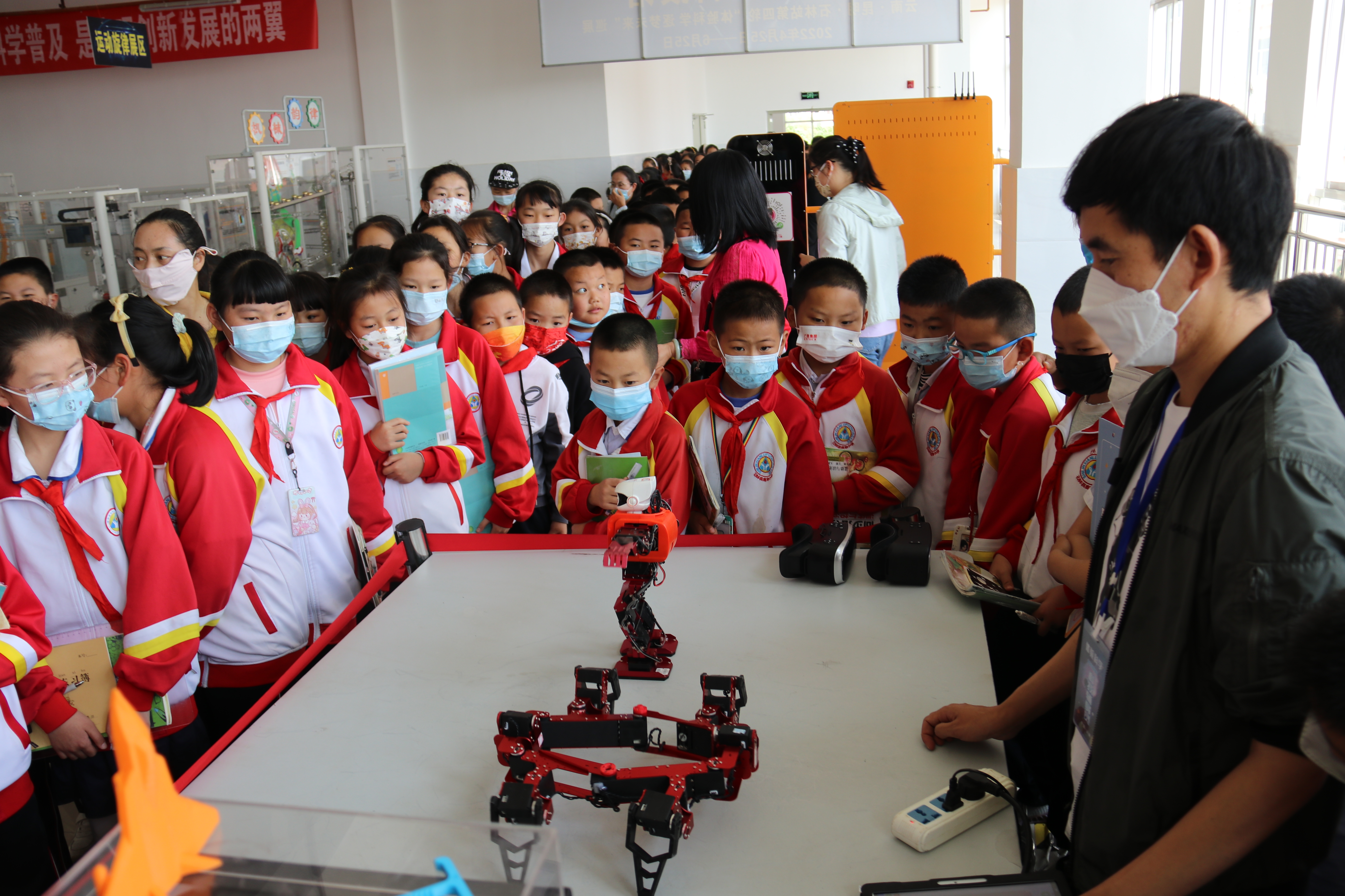 学生们观看机器人表演.JPG