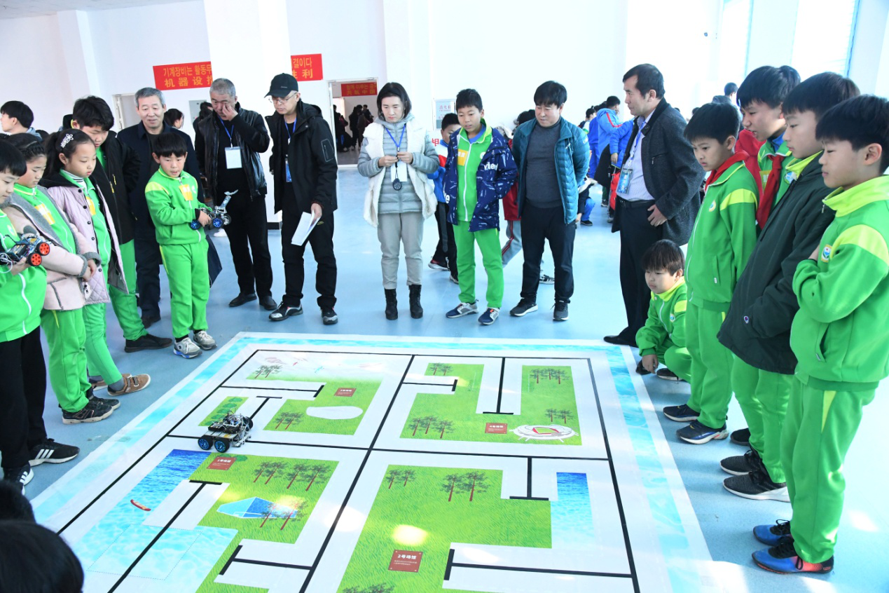 1.3图为在第四届延边州青少年机器人竞赛暨第廿届中国青少年机器人竞赛（吉林赛区）选拔赛中，小选手正在参加小盖茨机器人挑战赛项目.png