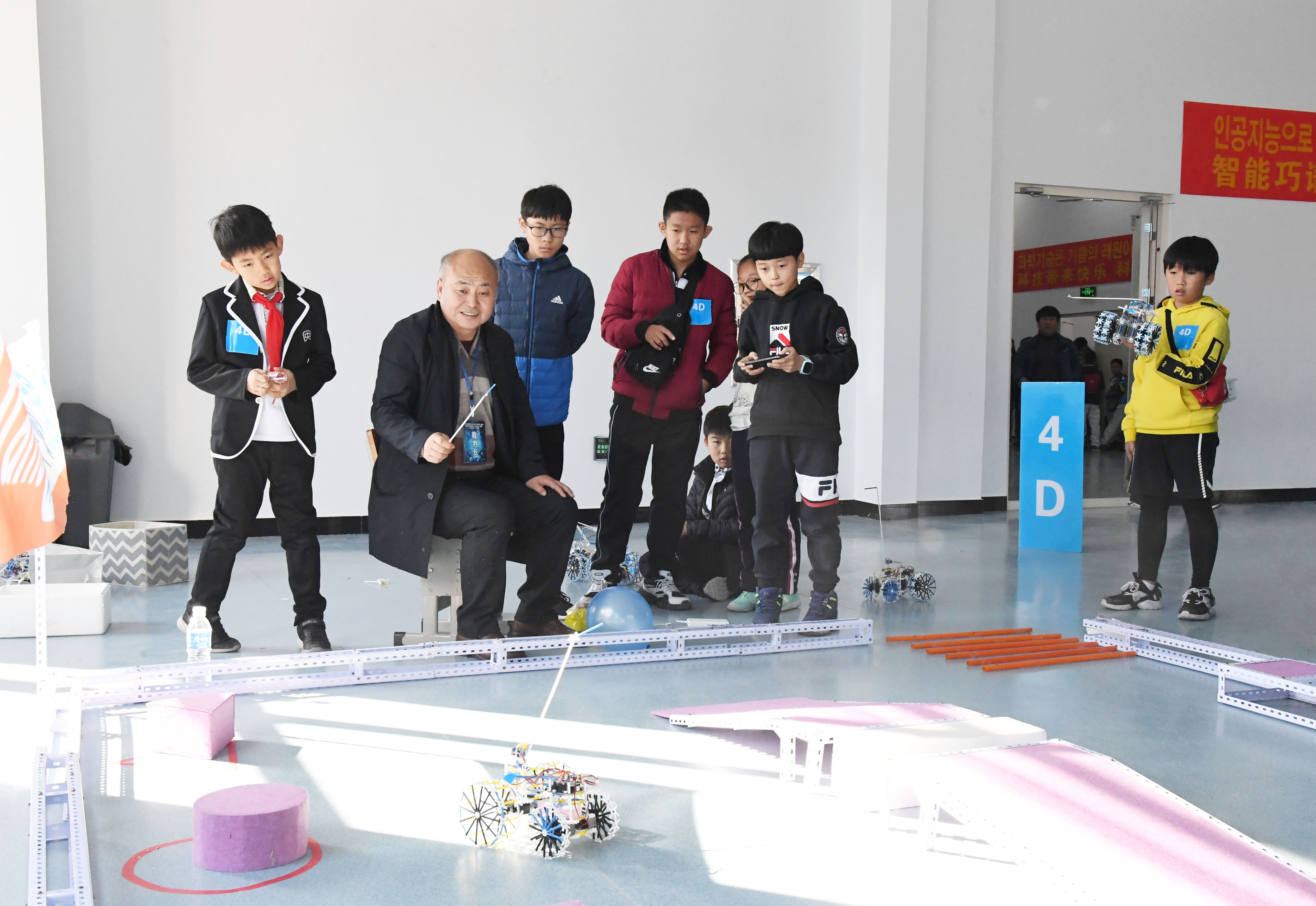 1.2图为在第四届延边州青少年机器人竞赛暨第廿届中国青少年机器人竞赛（吉林赛区）选拔赛中，小选手正在参加4D机器人闯关项目.jpg