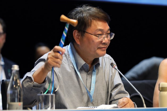 翟盘茂作为IPCC第一工作组主席支持政府评审会议,结论达成的落槌瞬间 翟盘茂作为IPCC第一工作组主席支持政府评审会议,结论达成的落槌瞬间