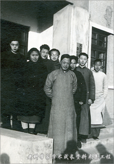 1948年,浙大物理系47级学生同王淦昌(右4)合影 1948年,浙大物理系47级学生同王淦昌(右4)合影