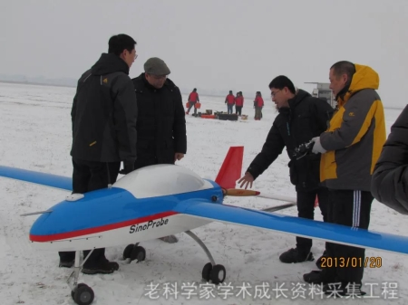 2013年1月20日，黄大年在野外检查深探项目之无人机探测课题实验情况