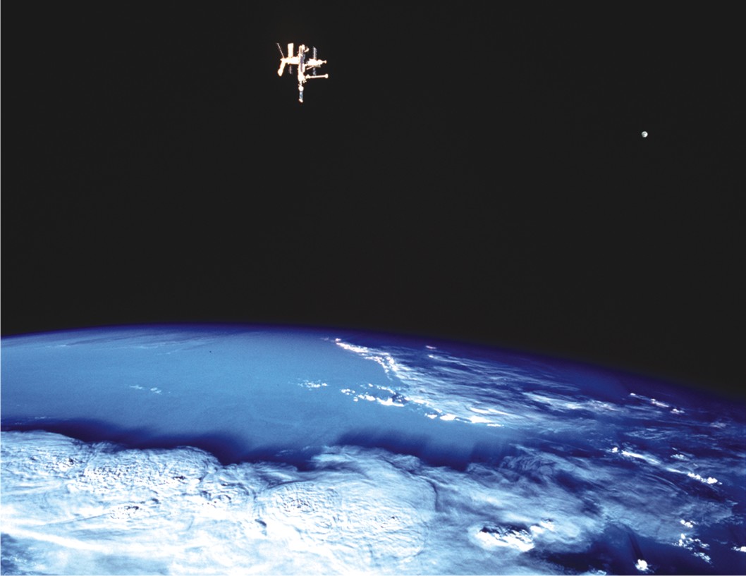 “和平”号空间站和月亮，两个地球的卫星。