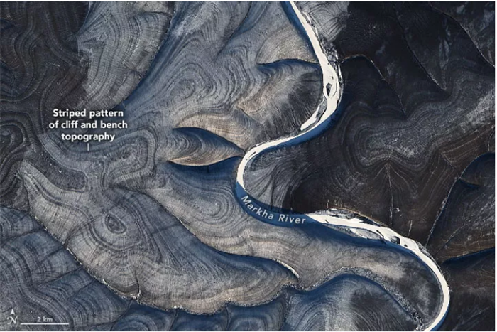 美国卫星捕捉到俄罗斯神秘地表图案：黑白条纹交替起伏，成西伯利亚奇观