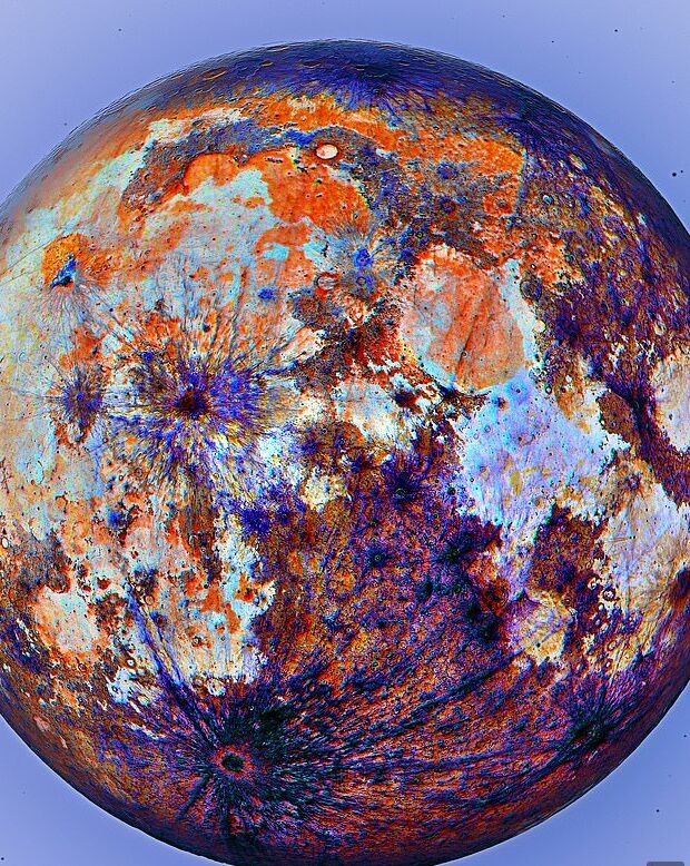 震撼！最新月球表面高清彩照来了：纹理纤毫毕现，一片橘红蓝紫色绚丽交织
