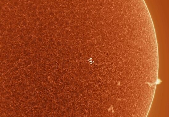 不敢眨眼!天文摄影师抓拍到国际空间站飞越太阳高清大片,画面震撼难得一见 不敢眨眼!天文摄影师抓拍到国际空间站飞越太阳高清大片,画面震撼难得一见