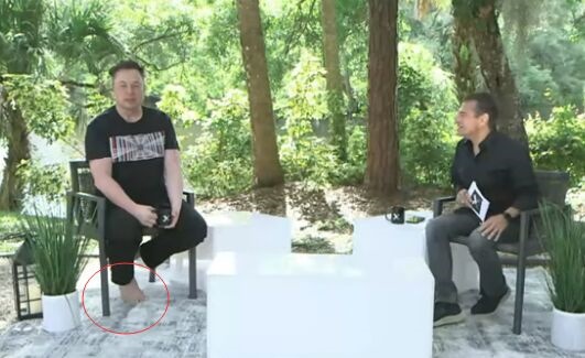 马斯克光着脚谈火星旅行:不是有钱人的逃生通道 火星探索开始阶段会死很多人 马斯克光着脚谈火星旅行:不是有钱人的逃生通道 火星探索开始阶段会死很多人