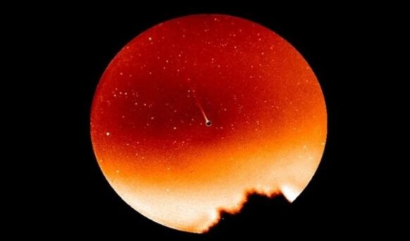 Cos彗星？水星拖着一条长长的尾巴，发出微弱的橙黄色光