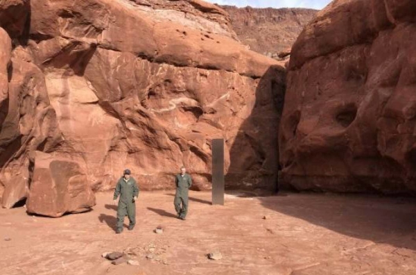 在犹他州沙漠中发现的这个《2001:太空漫游》模样的金属巨石是什么? 在犹他州沙漠中发现的这个《2001:太空漫游》模样的金属巨石是什么?