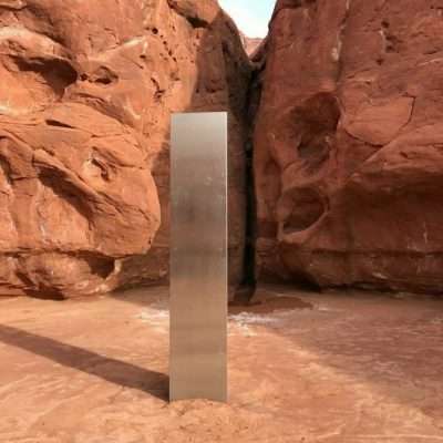 在犹他州沙漠中发现的这个《2001：太空漫游》模样的金属巨石是什么?