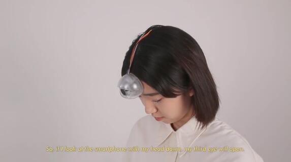 神奇!“第三只眼”可检测你是否走路玩手机,撞上前方物体前会发出警报 神奇!“第三只眼”可检测你是否走路玩手机,撞上前方物体前会发出警报