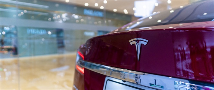 马斯克使出杀手锏！特斯拉Roadster跑车装上SpaceX火箭推进器 1.1秒从0加速至60迈/时