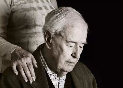 通过分析写下的文字，AI 可以预测阿兹海默症