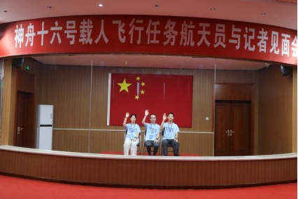 参观神舟十六航天员记者见面会场地 参观神舟十六航天员记者见面会场地