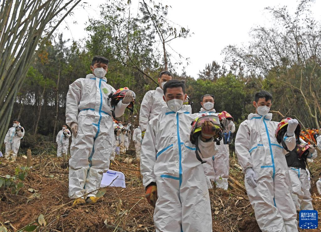 东航MU5735航班,东航MU5735航空器飞行事故现场举行遇难者哀悼活动 东航MU5735航班,东航MU5735航空器飞行事故现场举行遇难者哀悼活动