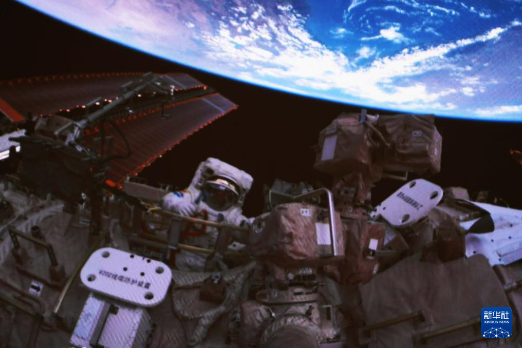 神舟十八号航天员李聪出舱的画面