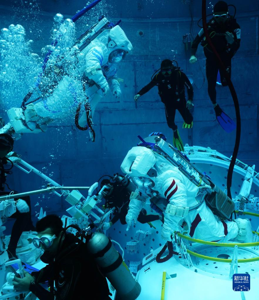 航天员水下训练