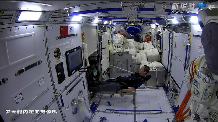 航天员在梦天舱进行医学监测