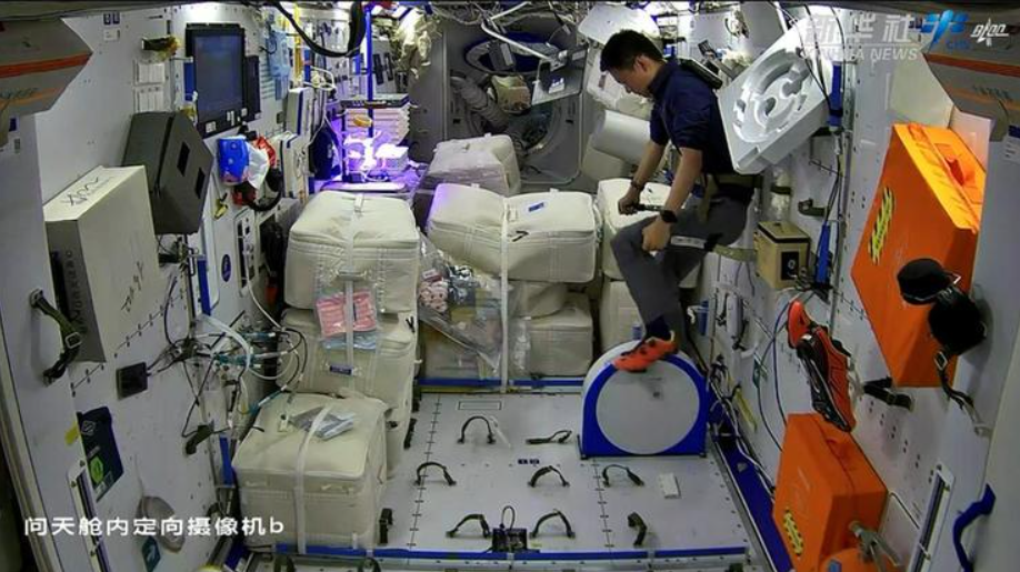 在空间站进行锻炼的航天员