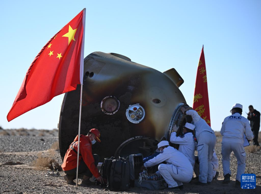 现场医监医保人员已做好确认航天员身体状态的准备