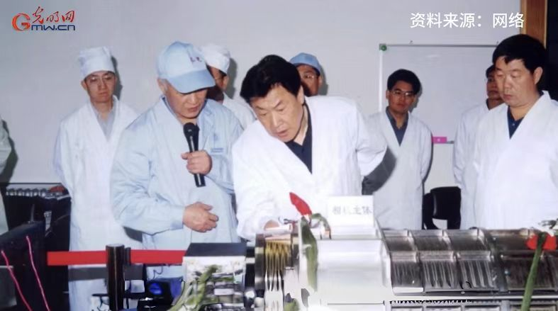 王永志与科研人员一起研究火箭