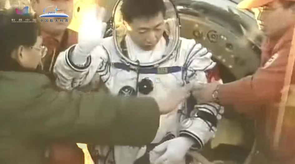 杨利伟返回陆地向大家挥手致意