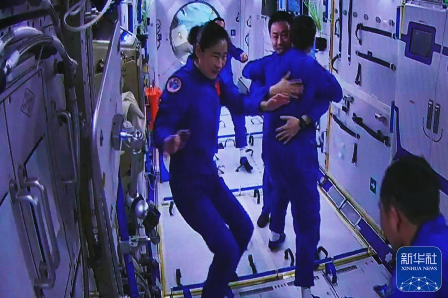 刘洋在问天实验舱迎接神舟十五号航天员乘组