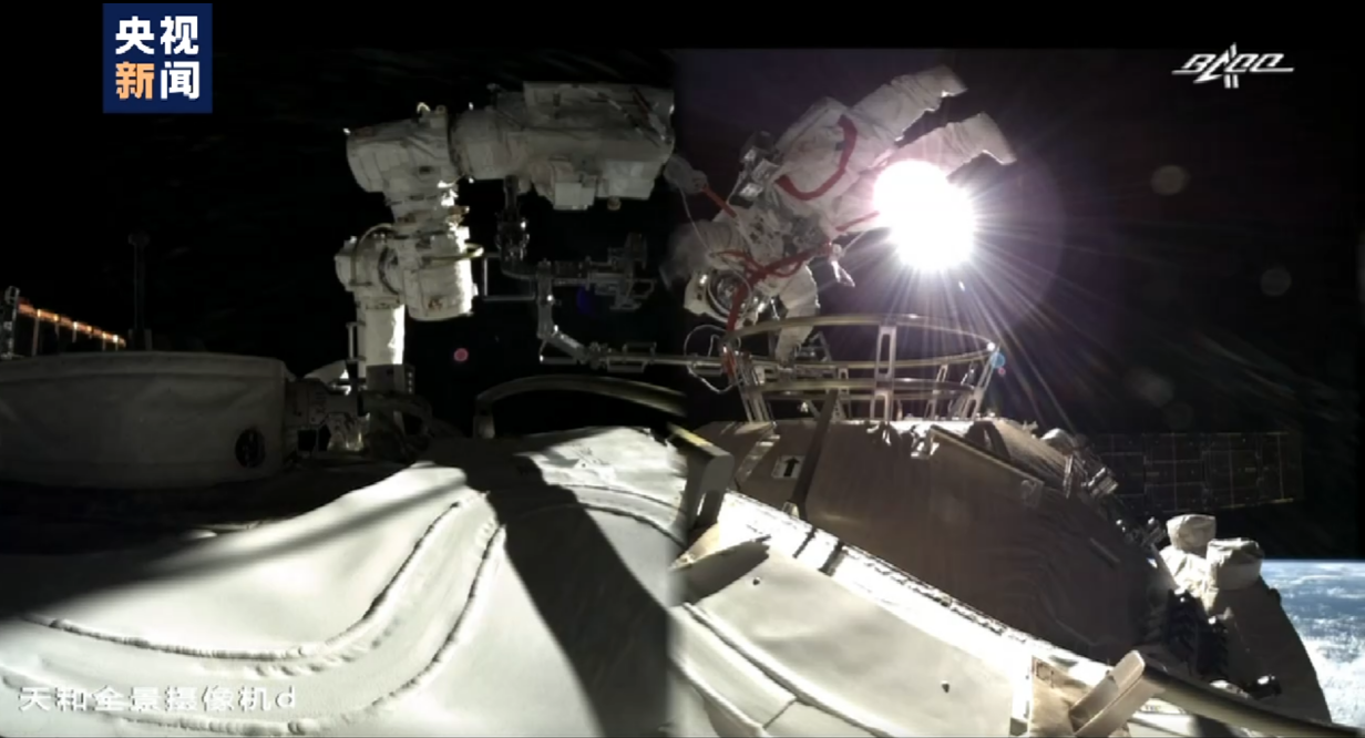 刘伯明穿“飞天”出舱