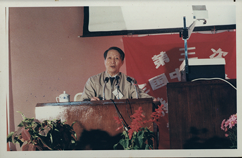 沈克琦,中共党员,我国著名的物理教育家